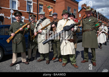 Reinactors gekleidet in historischen Kostümen für eine IRA fliegen Spalte am Ostersonntag an der Easter Rising Gedenken fällt Stockfoto