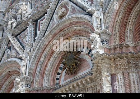 Geschnitzten Marmor Figuren an der Fassade des Duomo (Kathedrale) von der Piazza del Duomo, Siena, Toskana, Italien zu sehen. Stockfoto