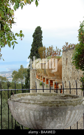 mit Töpfen und Meer in Taormina City anzeigen Stockfoto