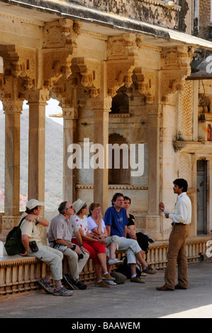 Ein Reiseleiter mit seinen Kunden in das Palais am Bundi in Rajasthan Indien Stockfoto