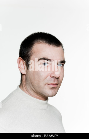 Porträt eines schönen ausdrucksstarken Mannes im Studio auf weißen Hintergrund isoliert Stockfoto