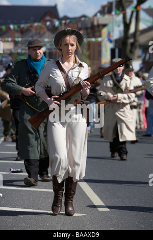 Reinaktoren in historischen Kostümen, die eine fliegende Säule der IRA darstellen Marschieren am Ostersonntag bei der Osteraufstand Parade fällt Straße West belfast Stockfoto