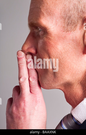 Profil von Geschäftsmann mit Hand am Kinn Stockfoto