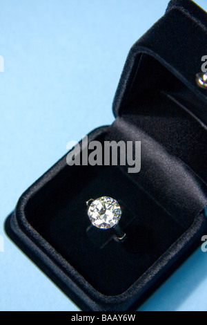 Diamantring in samt Schmuck-box Stockfoto