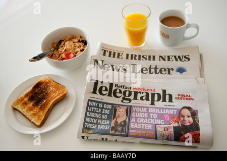 Main Belfast, Nordirland Morgenzeitungen neben einem gesunden Frühstück Stockfoto