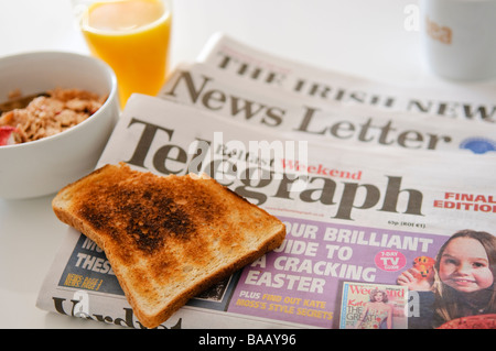 Main Belfast, Nordirland Morgenzeitungen neben einem gesunden Frühstück Stockfoto