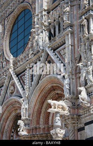 Geschnitzten Marmor Figuren an der Fassade des Duomo (Kathedrale) von der Piazza del Duomo, Siena, Toskana, Italien zu sehen. Stockfoto