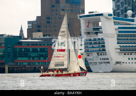 Segeln Clipper-Regatta mit riesigen Kreuzfahrtschiff im Hintergrund Liverpool UK Stockfoto