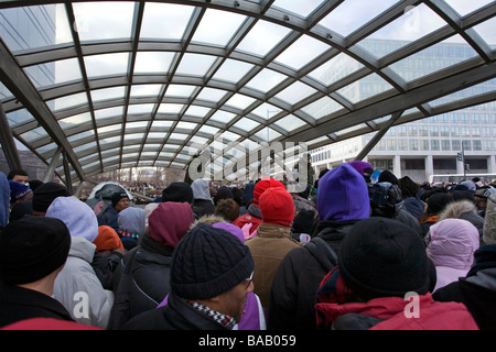 Menge an einer u-Bahnstation nach der Amtseinführung von Barack Obama in Washington, D.C. Stockfoto