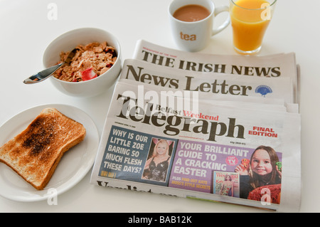 Main Belfast, Nordirland Morgenzeitungen neben einem gesunden Frühstück Stockfoto