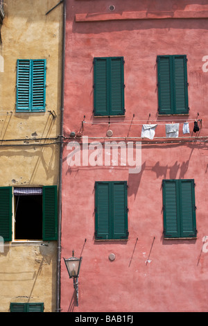 Wäscheleinen hing auf die farbigen Fassaden in der Piazza del Mercarto Siena, Toskana, Italien Stockfoto