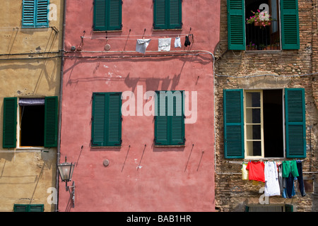 Wäscheleinen hing auf die farbigen Fassaden in der Piazza del Mercarto Siena, Toskana, Italien Stockfoto