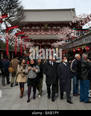 Menschen auf der belebten Nakamise-Dori - die Einkaufsstraße führt zu buddhistischen Tempel Senso-Ji in Asakusa, Tokio Stockfoto