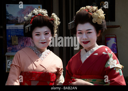 Zwei Maiko (Lehrling Geisha) Pose für die Kamera in Kyoto, Kansai, Japan Stockfoto