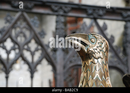 Brass Eagle am Rednerpult in Kings Lynn Pfarrkirche Stockfoto