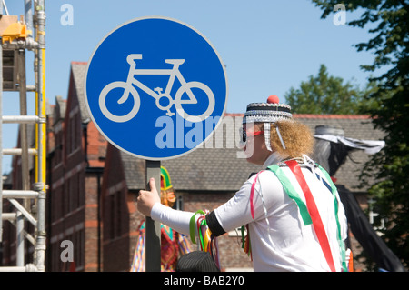 Stelzenläufer Walker an Karneval hält an Radfahren erlaubt Straßenschild Stockfoto