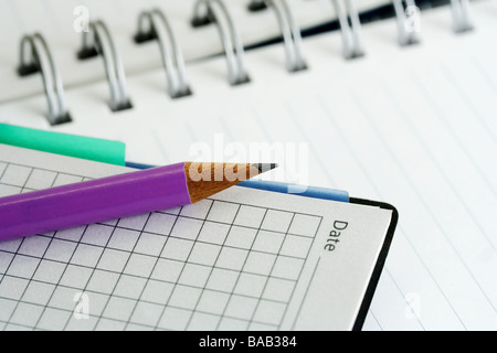 Bleistift und Notizbuch. Stockfoto