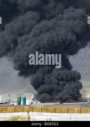 Eine industrielle Feuer in Fernley Nevada bestehend aus Kunststoffrohr mit einem Schnorchel-LKW der Löschangriff Stockfoto