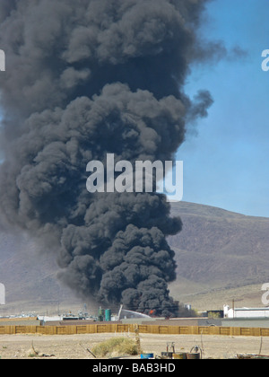 Eine industrielle Feuer in Fernley Nevada bestehend aus Kunststoffrohr mit einem Schnorchel-LKW der Löschangriff Stockfoto