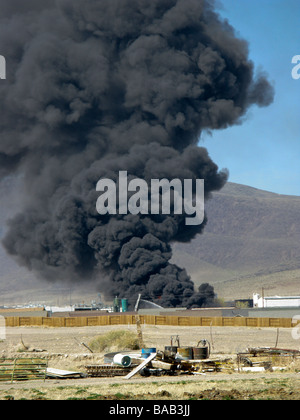 Eine industrielle Feuer in Fernley Nevada bestehend aus Kunststoffrohr Stockfoto