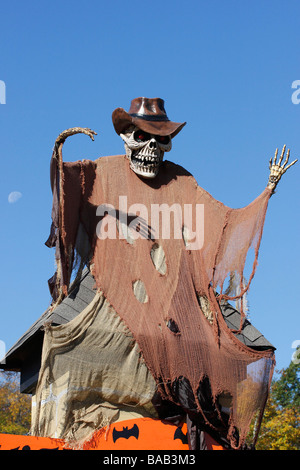 Halloween gruselige gruselige Gesicht der Skelett Maske Dummy gekleidet im Herbst USA US Hintergrund Nahaufnahme niemand vertikal Hi-res Stockfoto