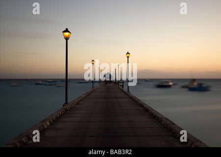 Blick auf den Sonnenuntergang vom Oistins bay Angeln Pier Süd Küste von Barbados Christ Church parish Stockfoto