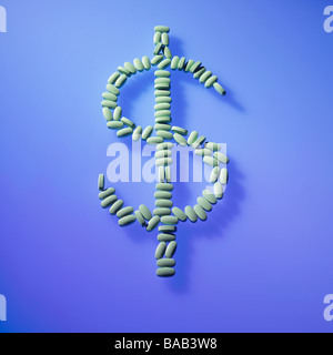 grüne Pillen in den Dollar Geld Zeichen Symbol auf blauem Hintergrund angelegt Stockfoto