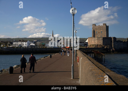 Carrickfergus Hafen und Albert Edward Pier Promenade und Schloss Grafschaft Antrim Nordirland Vereinigtes Königreich Stockfoto