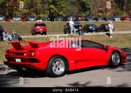 Lamborghini ein rotes Auto mit dem Logo Nahaufnahme Bilder Fotos Fotografien große hohe Auflösung horizontal in den USA USA Hi-res Stockfoto