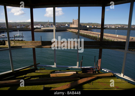 Ansicht von Carrickfergus aus im Inneren des ehemaligen Radio Control Tower nun verlassenen aber mit Plänen für die Wiederherstellung Stockfoto