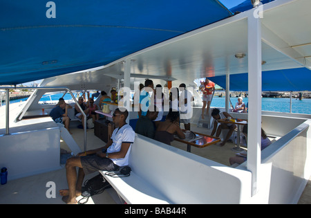 Touristen genießen den Sonnenschein auf einem Katamaran-Kreuzfahrt, Westküste von Barbados, "West Indies" Stockfoto