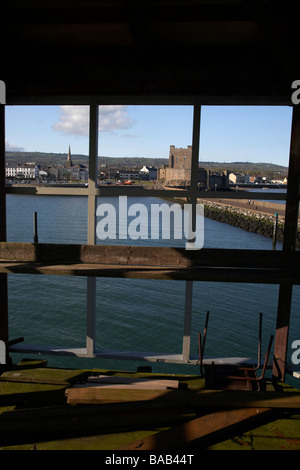 Ansicht von Carrickfergus aus im Inneren des ehemaligen Radio Control Tower nun verlassenen aber mit Plänen für die Wiederherstellung Stockfoto