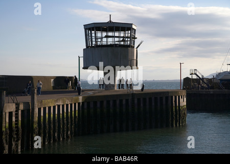 Einfahrt in Carrickfergus Hafen mit dem ehemaligen Radio Tower nun verlassenen aber mit Plänen für die Wiederherstellung Stockfoto