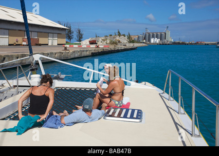 Touristen genießen den Sonnenschein auf einem Katamaran-Kreuzfahrt, Westküste von Barbados, "West Indies" Stockfoto