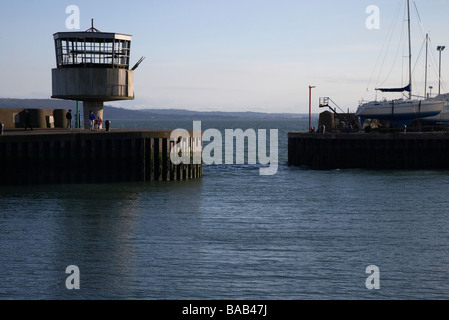 Einfahrt in Carrickfergus Hafen mit dem ehemaligen Radio Tower nun verlassenen aber mit Plänen für die Wiederherstellung Stockfoto