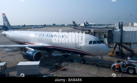 U S Airways Airbus-Flugzeugen, von terminal Jetway Charlotte Douglas International Airport North Carolina USA geschoben werden Stockfoto