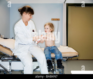 Ein Junge auf eine ärztliche Untersuchung-Schweden. Stockfoto