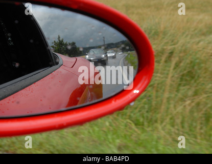 Porsche-Fahrzeugen auf einer Landstraße gesehen in einem Seitenspiegel, Stuttgart, Deutschland Stockfoto