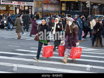 Zwei glückliche junge Frauen am Broadway in der Nähe von 34th Street nach Weihnachts-shopping bei Macy s in New York City Stockfoto