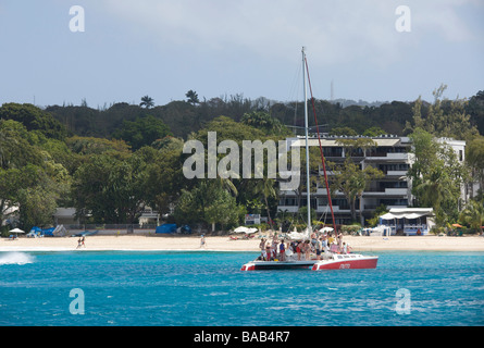 Touristen genießen den Sonnenschein auf einem Katamaran-Kreuzfahrt, Westküste von Barbados, "West Indies" Stockfoto