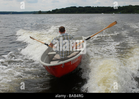 Mann in einem Ruderboot auf einem See, Potsdam, Deutschland Stockfoto