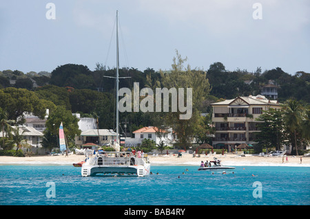 Touristen genießen den Sonnenschein auf einem Katamaran-Kreuzfahrt, Westküste von Barbados, "West Indies" Stockfoto