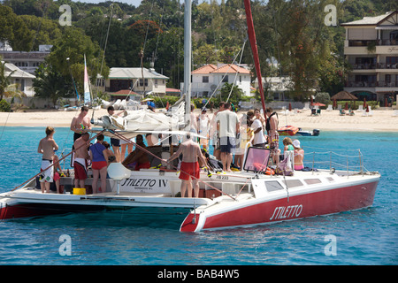 Touristen genießen den Sonnenschein auf einem Katamaran-Kreuzfahrt, Westküste von Barbados, "West Indies" Stockfoto