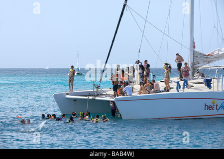 Touristen genießen den Sonnenschein auf einem Katamaran-Kreuzfahrt, Westküste von Barbados, "West Indies" Stockfoto