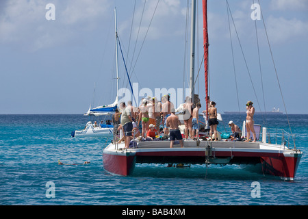 Touristen genießen den Sonnenschein auf einem Katamaran-Kreuzfahrt, Westküste von Barbados, "West Indies" Stockfoto