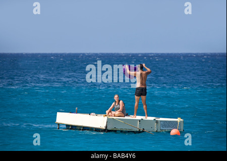 Ein paar genießen die Sonne am Strand von Barbados, Westküste von Barbados, "West Indies" Stockfoto