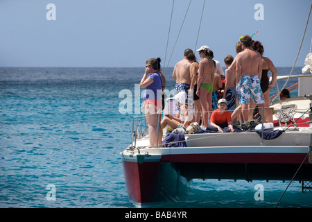 Touristen genießen den Sonnenschein auf einem Katamaran-Kreuzfahrt, Westküste von Barbados, "West Indies" Stockfoto