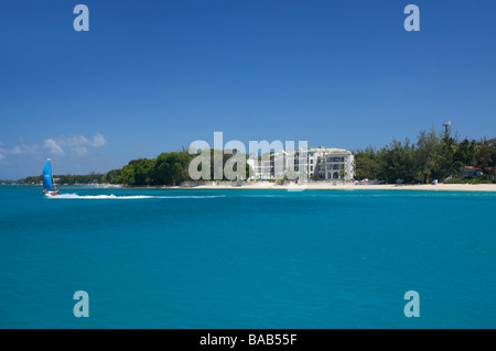 Segeln Sie Boot und Wassermotorräder auf der West Coast Barbados Beach, "West Indies" Stockfoto