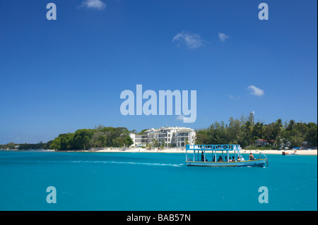 Glasboden-Boot Segeln am Strand der Westküste von Barbados, "West Indies" Stockfoto