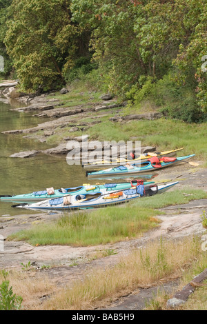 Kajaks am Ufer. Stockfoto